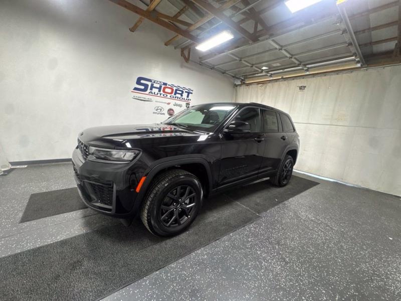 2027 Jeep Grand Cherokee LAREDO ALTITUDE 4X4 Vehicle Image