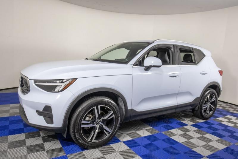 2025 Volvo XC40 B5 Core